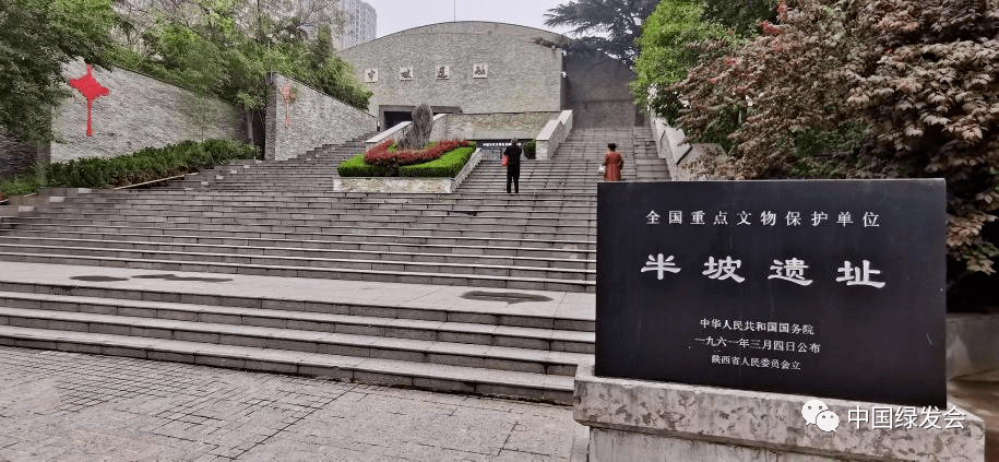 Вход на территорию музея. На заднем плане - бетонный купол