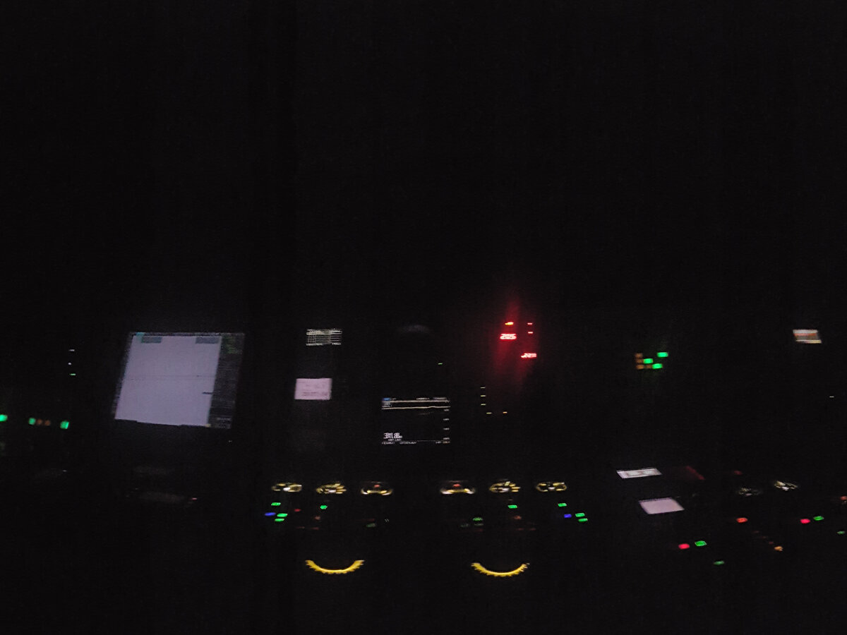 Примерно так выглядит мостик ночью