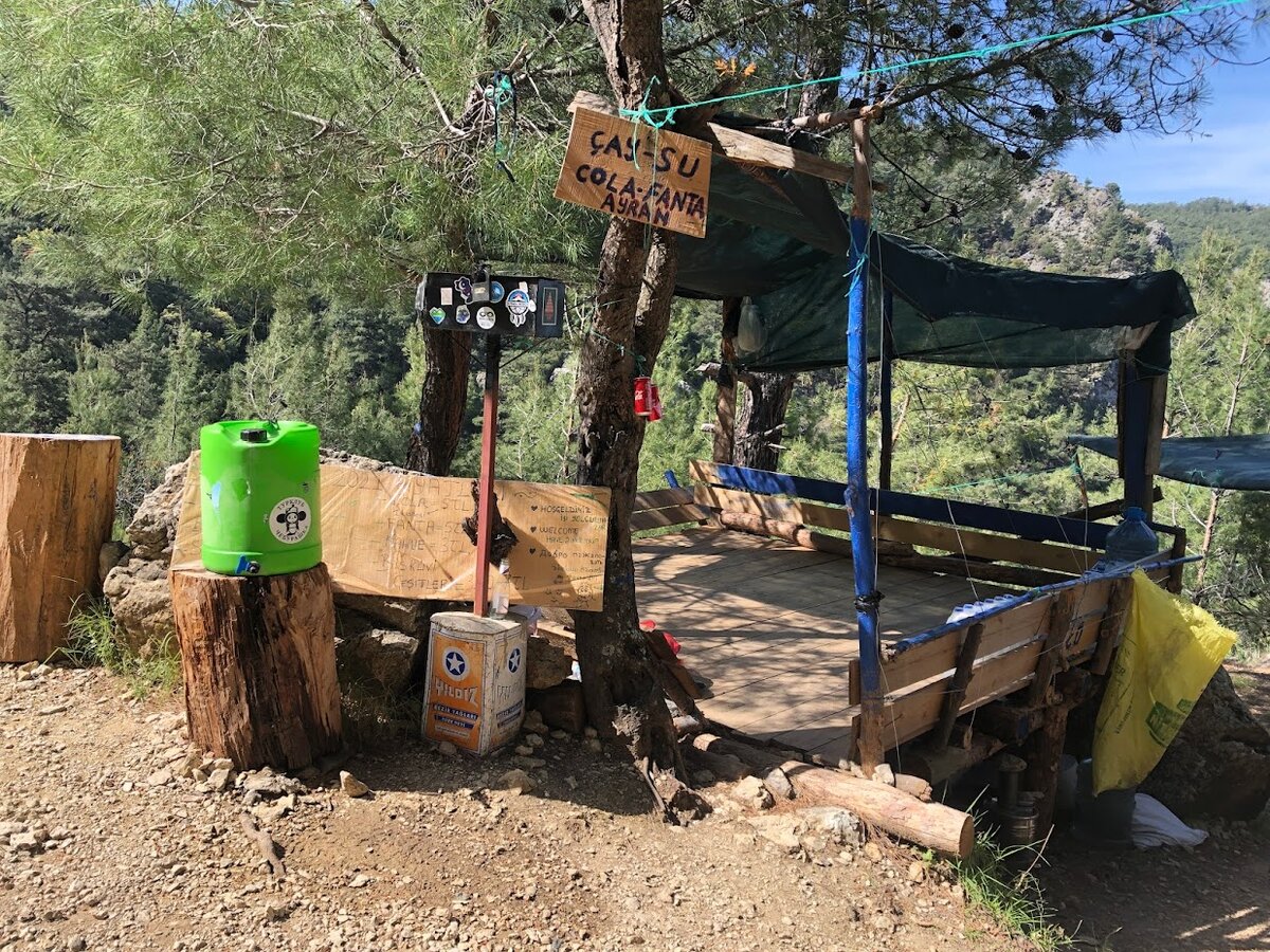 Магазин по пути в Кабак, если идти по верху.