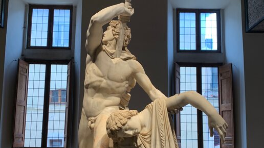 Палаццо Альтемпс в Риме с античными скульптурами.