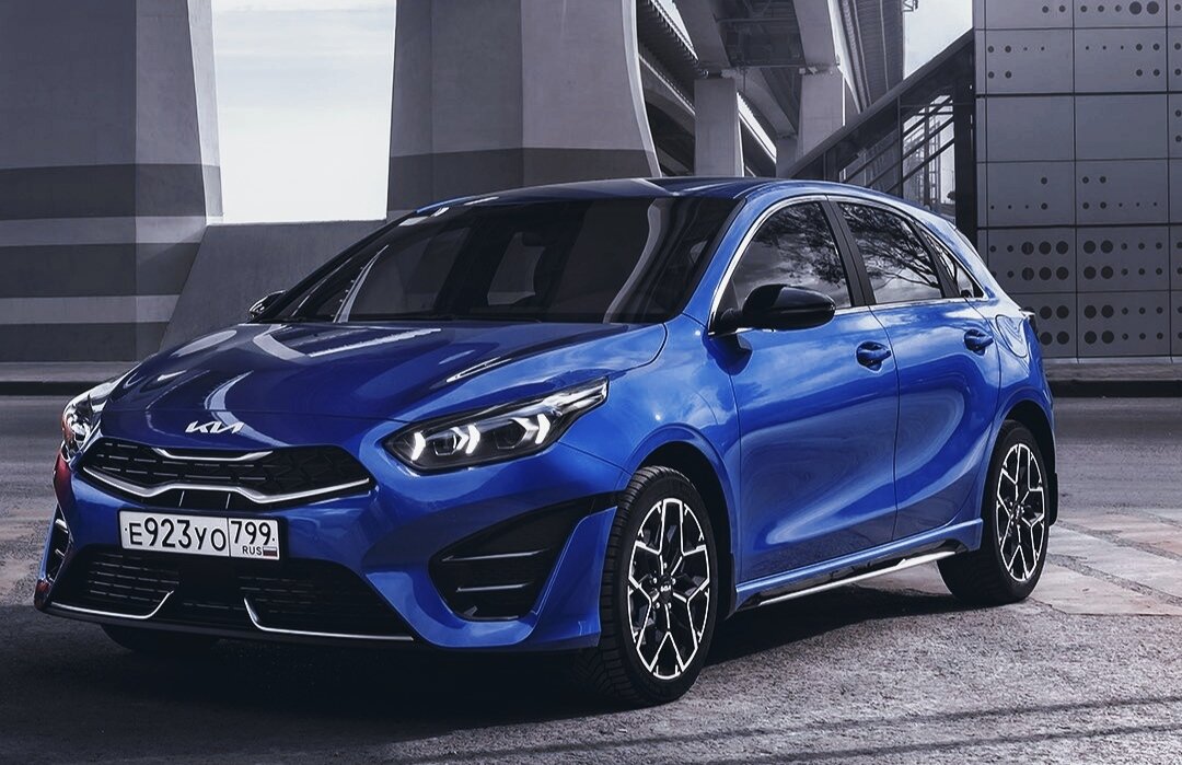 Kia Ceed только что подвергся фейслифтингу во всех своих вариантах. Множество изменений, включая новый логотип спереди.