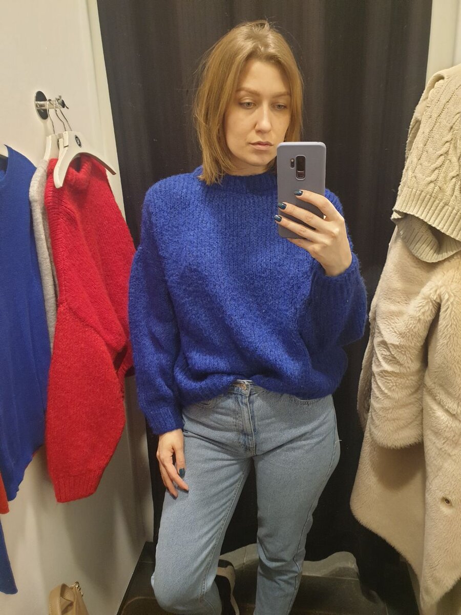 Джинсы мои старинные из Pull and Bear. Свитеры на примерку из Mango - вот так выглядят "бюджетные" вещи еще в магазине. К фото пришлось сделать подписи, потому что не для всех было очевидно, что на фото не те черные джинсы, о которых я пишу ниже))