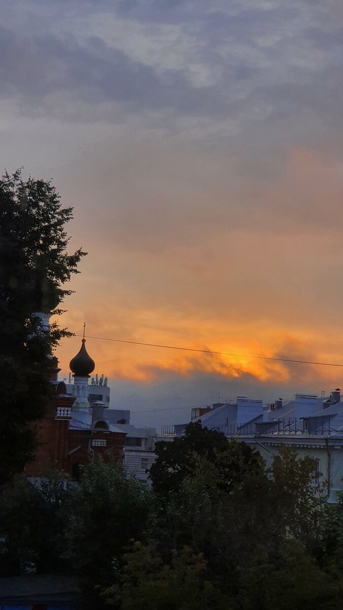 Рассвет в центре Нижнего Новгорода. Думала прикрепить фото своей Библии где находятся эти цитаты, но я сейчас сижу в парке, у меня нет бумажной Библии с собой.