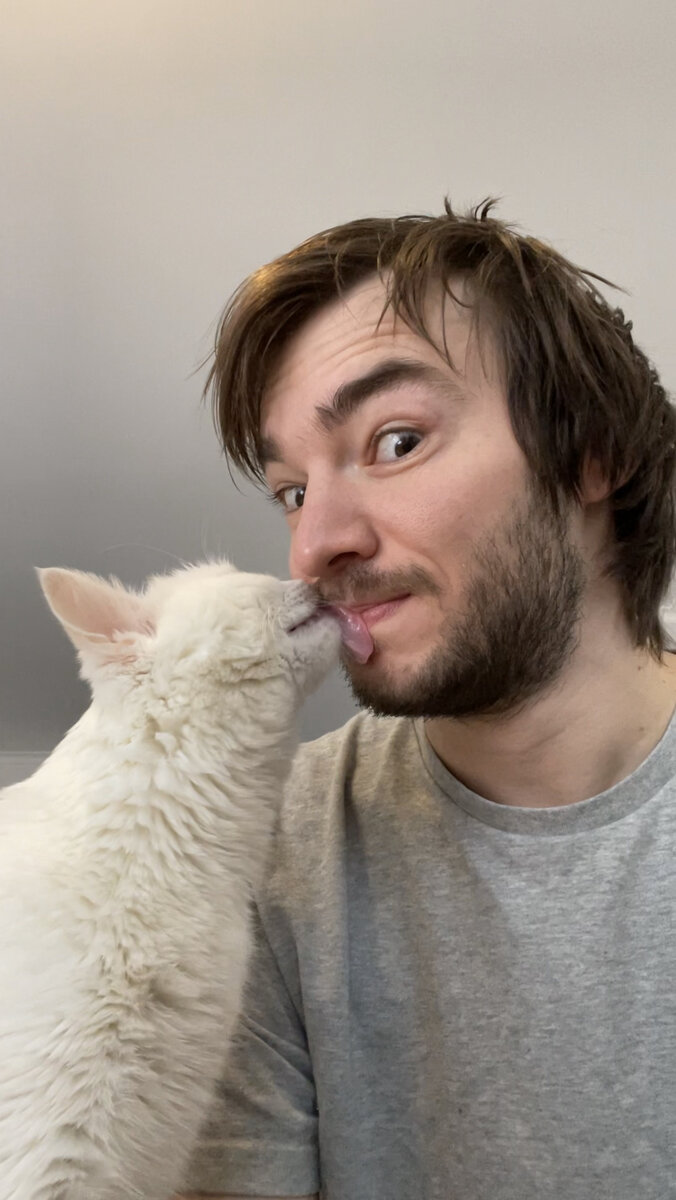 Софа знает, что лицо человека доступно только для поцелуйчиков!