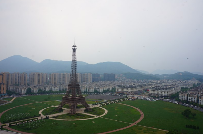 Копия Эйфелевой башни в Тяньдучэн. Источник: MNXANL / Wikimedia Commons