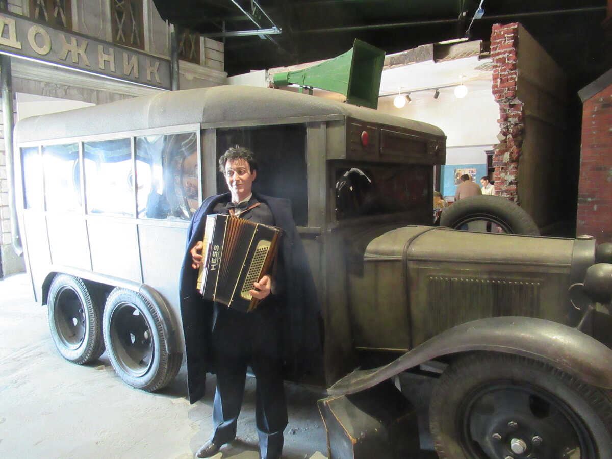 За автобусом мы видим разобранные стены школы