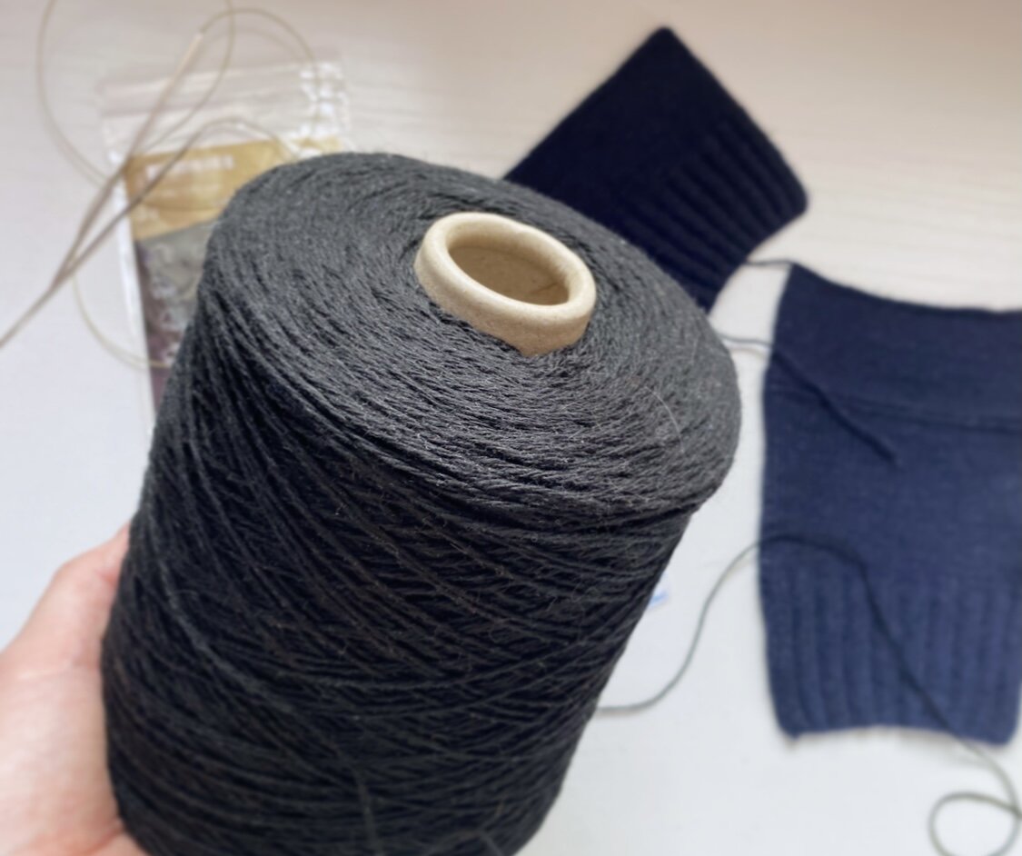 Пряжа подходит для женских, мужских и даже детских моделей. 70% меринос и 30% шелк