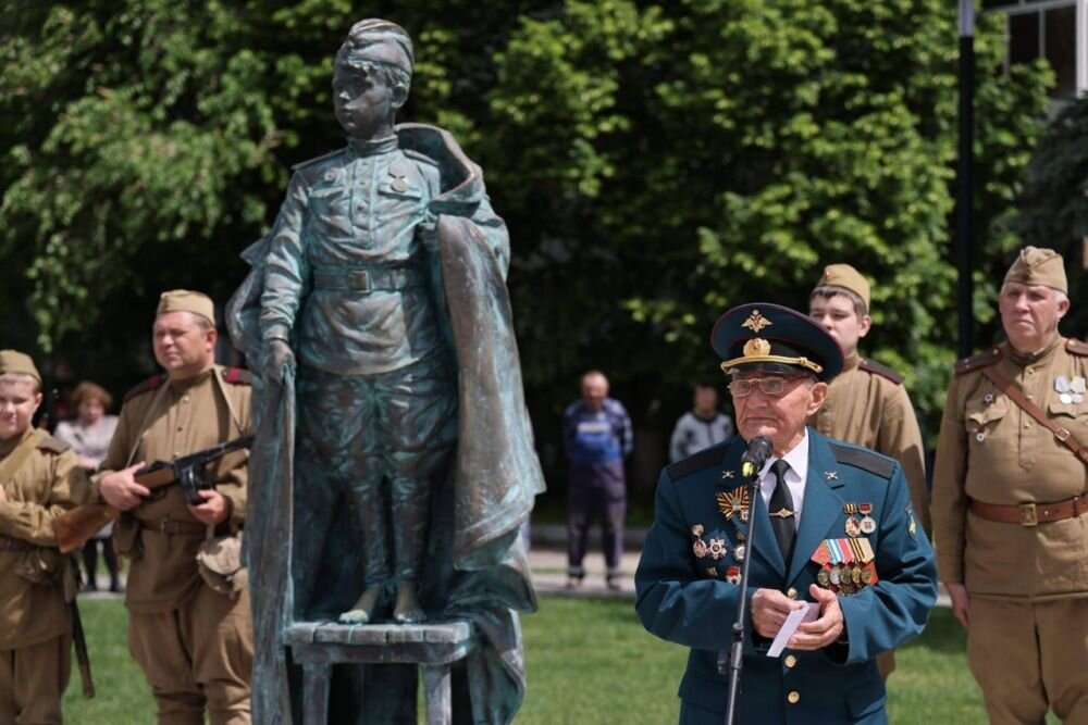С предложением создать памятник сынам полка в прошлом году на встрече с президентом России Владимиром Путиным выступил ветеран Великой Отечественной войны Николай Константинович Имчук