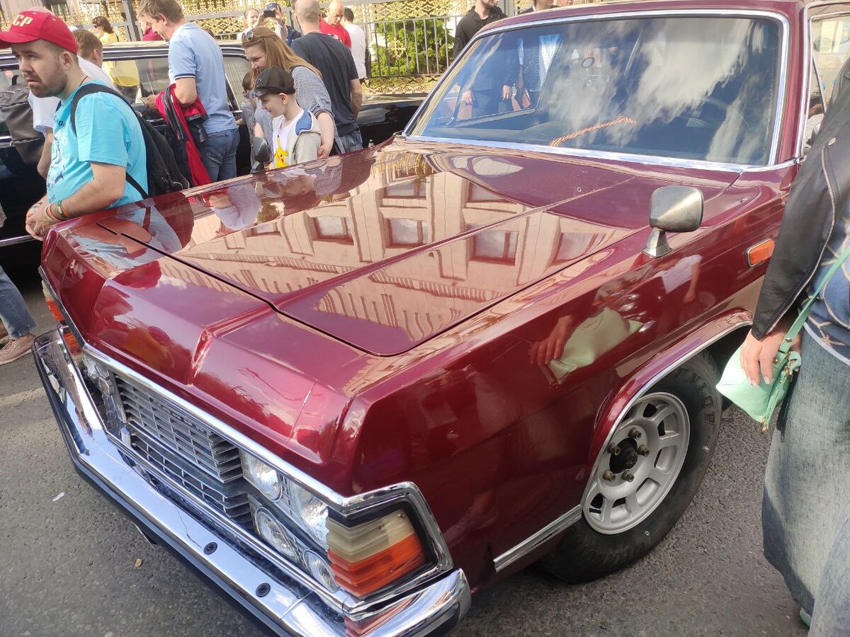 Вишневая "Чайка" ГАЗ-14