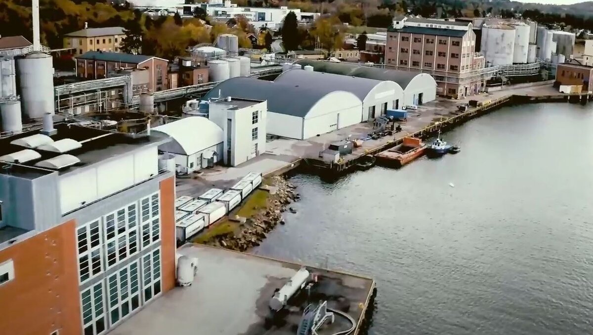 Это норвежский концерн BASF, где производят рыбий жир для «Тройной Омега-3». Безопасность на заводе подтверждают строгие регламенты Евросоюза