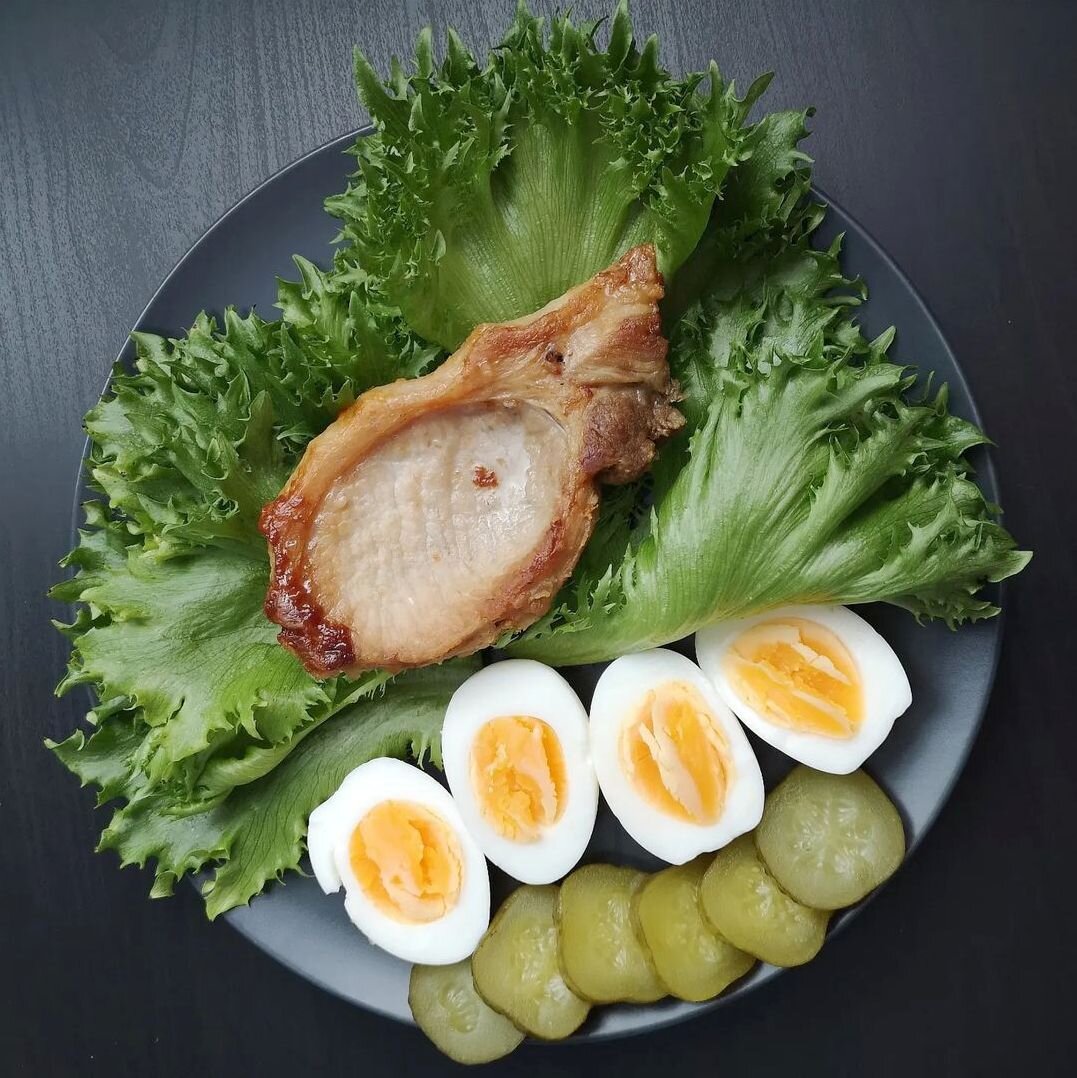 Пример блюда на кето диете: свиная отбивная с яицом и овощами