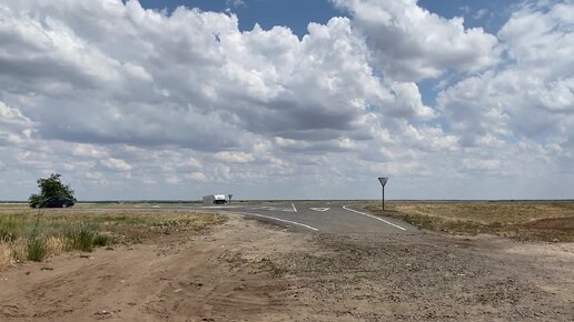 Второй день путешествия в Дагестан. Проскочили Волгоград и въехали в Калмыкию. Наш отель в Элисте