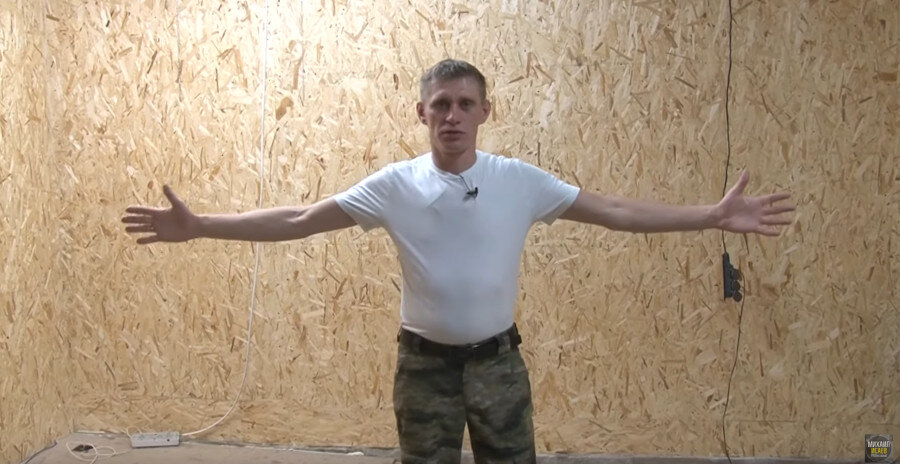 На заднем плане стена из OSB