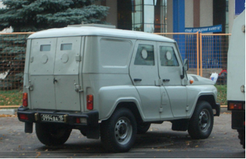 Спецавтомобиль с броневой защитой мод. 294551-10-01 «ЕСАУЛ». Спецавтомобиль создан на базе полноприводного легкового автомобиля УАЗ-31519. Бронирование выполнено по капсуль-ной схеме. Класс бронезащиты (по ГОСТ Р50963-96): салон – 3, окна – 4, крыша – 2, днище – от гранат РГД-5 и Ф-1. Автомобиль оснащен: бойни-цами (6 шт.), расположенными по периметру сало-на, аварийно-эвакуационным люком в крыше, до-полнительным электровентилятором системы охлаждения двигателя, системой пожаротушения моторного отсека, дополнительной системой вентиляции салона. 