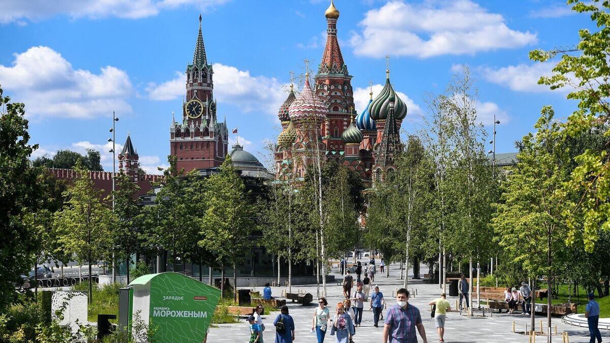    Отдыхающие в природно-ландшафтном парке "Зарядье" в Москве© РИА Новости / Максим Блинов