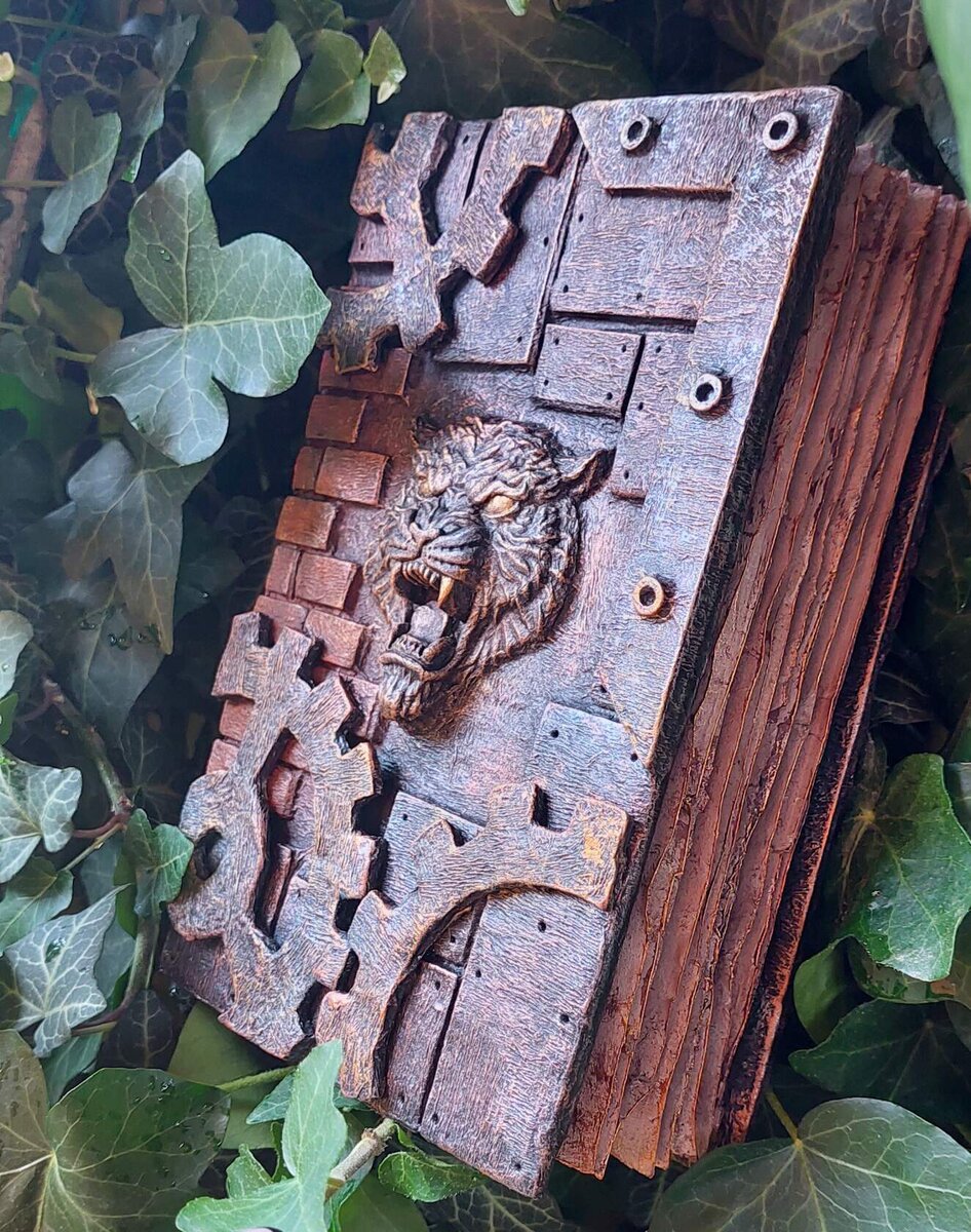 Барельев тигра выполнен из папье-маше.