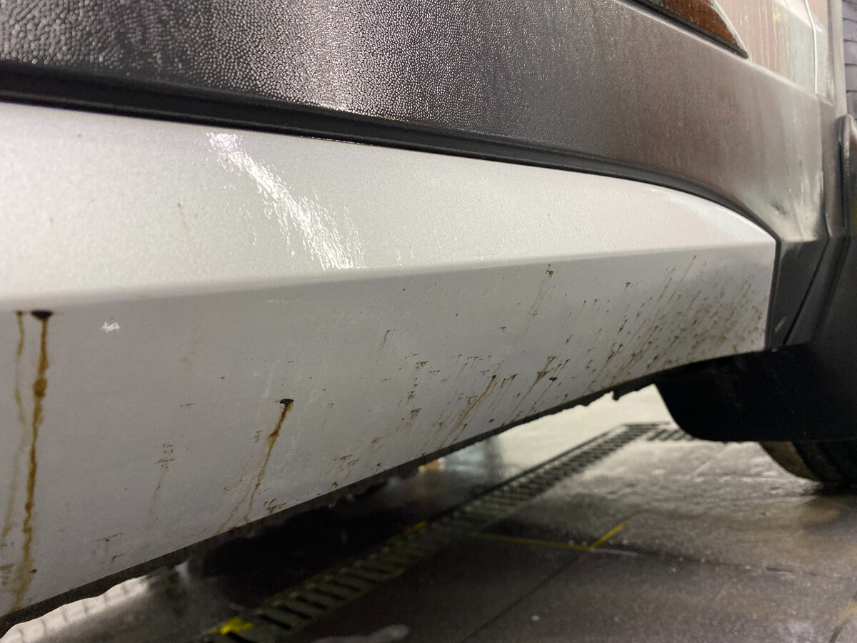 После летнего сезона, на многих автомобилях следы дорожного ремонта. Выглядит не очень.