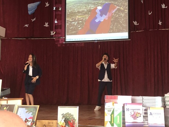 В Степанакертской школе с обучением на русском языке состоялась церемония передачи учебников. Фоторепортаж