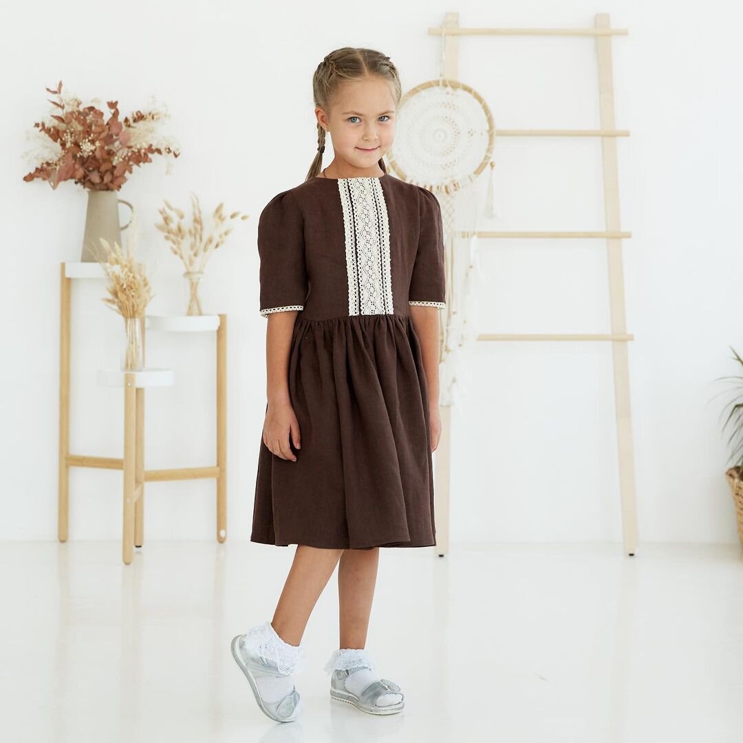 Фото Полины со страницы моей книги "Русский лён. Шьем идеальный гардероб для всей семьи". Детское платье с кружевной отделкой. 