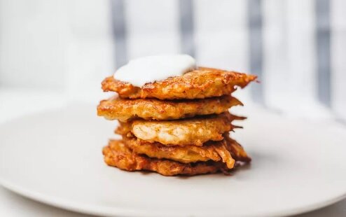Румяные, золотистые и очень аппетитные картофельные драники - отличный перекус для всей семьи! Фото: thespruceeats.com
