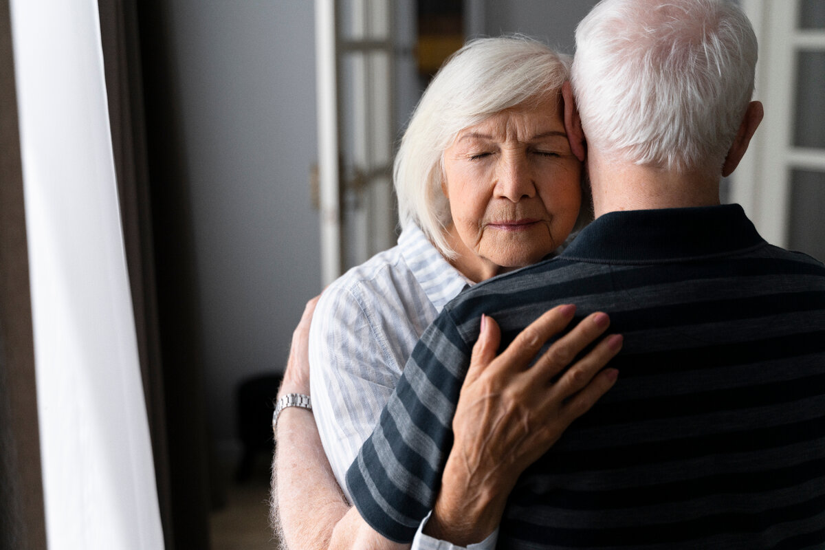 Изображение от <a href="https://ru.freepik.com/free-photo/senior-people-confronting-alzheimer-disease-together_16518831.htm#page=3&query=%D1%81%D1%82%D0%B0%D1%80%D0%B8%D0%BA&position=3&from_view=search">Freepik</a>