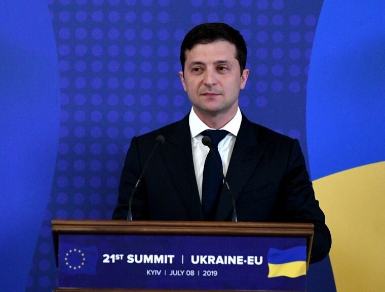    На Украине пропал свет после серии ракетных ударов, сообщил Владимир Зеленский