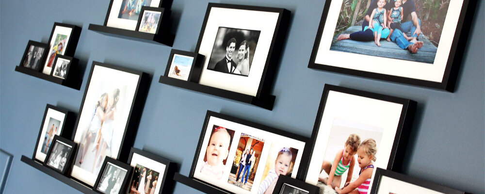 Не знаете, как украсить стену? Предлагаем вам отличный вариант – коллажи из фотографий. Они не только станут элементом декора, но и будут напоминать вам о самых светлых моментах.

Кажется, что нет ничего сложного в развешивании рамок со снимками. Однако, чаще всего попытки сделать на стене коллаж из фотографий не увенчаются успехом. Как избежать ошибок и что учесть, мы расскажем вам в нашей статье.