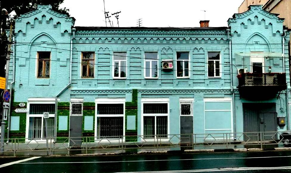 Фасад по ул Льва Толстого фланкирован выступами-ризалитами с фигурными аттиками