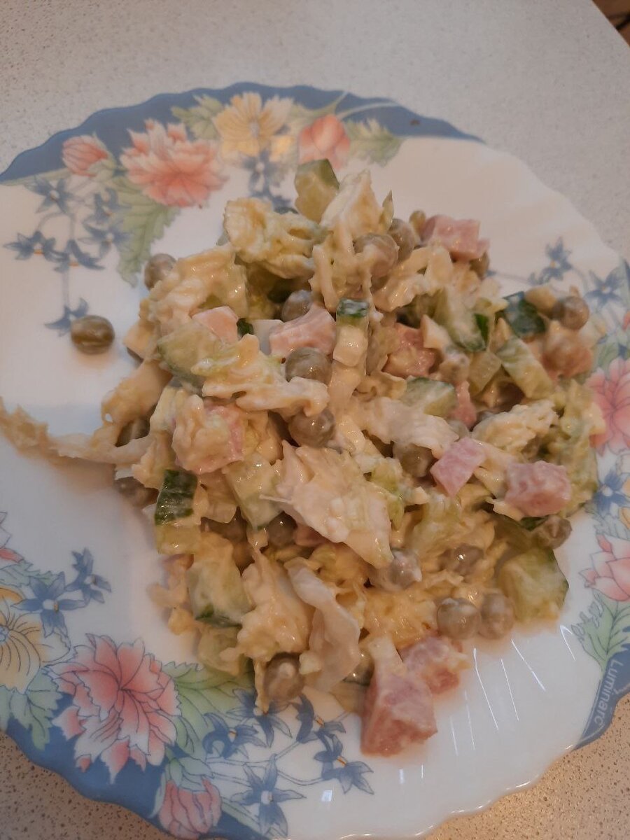 Салат перемешать и разложить по тарелкам