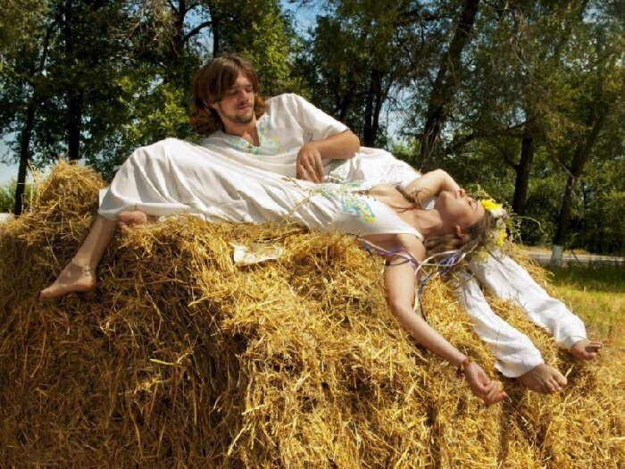 Фото Мужчина и женщина на сеновале.