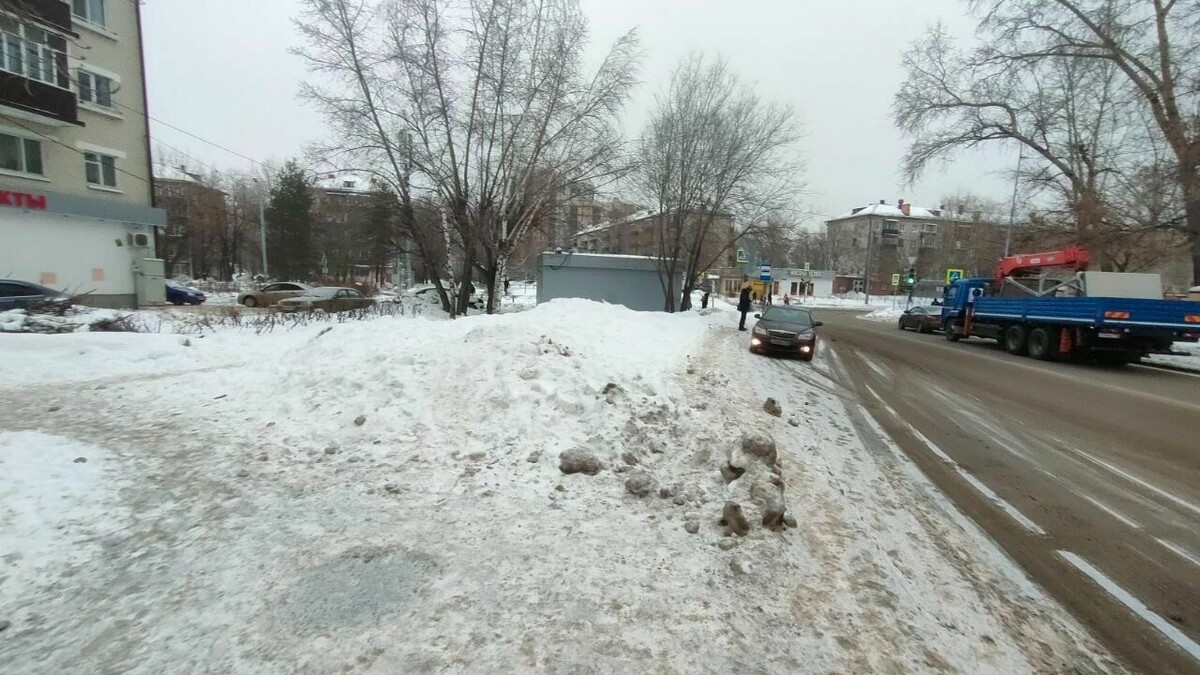     В Московском районе Казани дорожные рабочие создают новые пути для передвижения пешеходов. О неочищенных асфальтированных дорожках рассказали граждане в Telegram-канале «Казан Урбанчы».