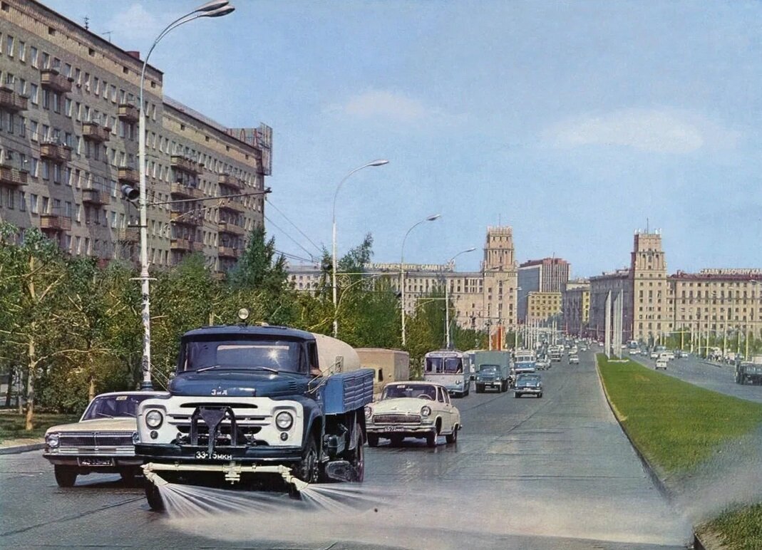 Поливальная машина ЗИЛ. 1975 год. Источник фото: pastvu.com