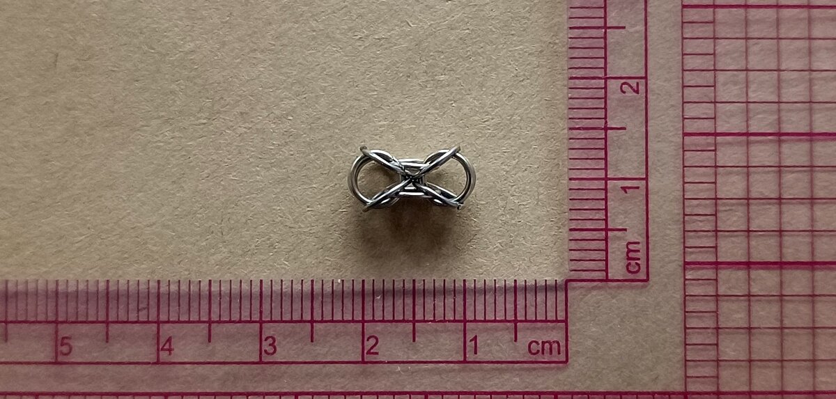 Каждые "часики", которые использованы в работах из статьи, образованы 10 или 12 кольцами. Фото автора.