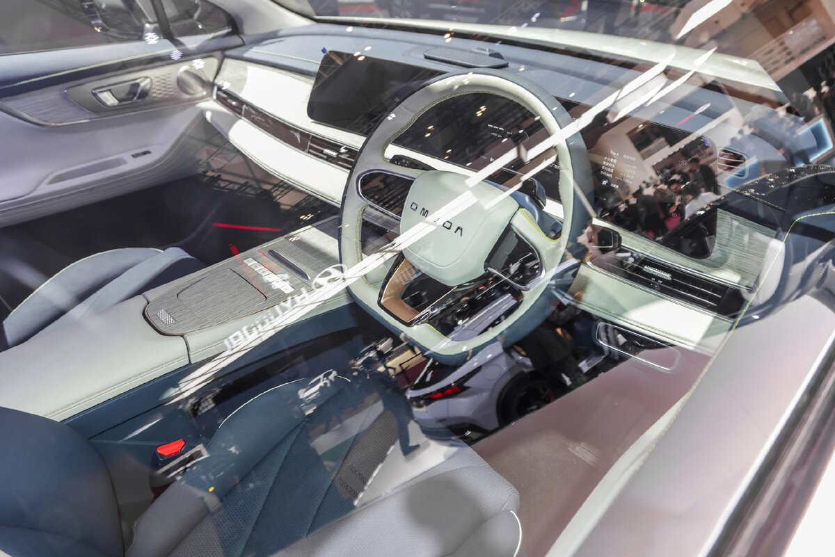 На фото: Салон электрического кроссовера Chery Omoda 5 EV для рынка Индонезии