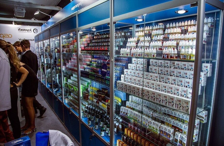 Огромное количество жидкостей с разными вкусами от разных производителей заполонили прилавки городов 