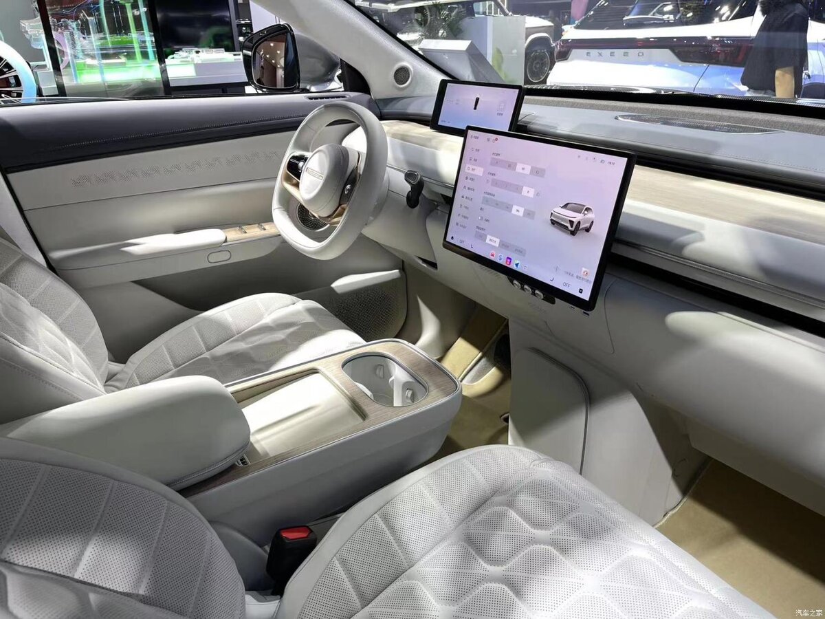 На фото: Салон кроссовера Exeed Exlantix ET 