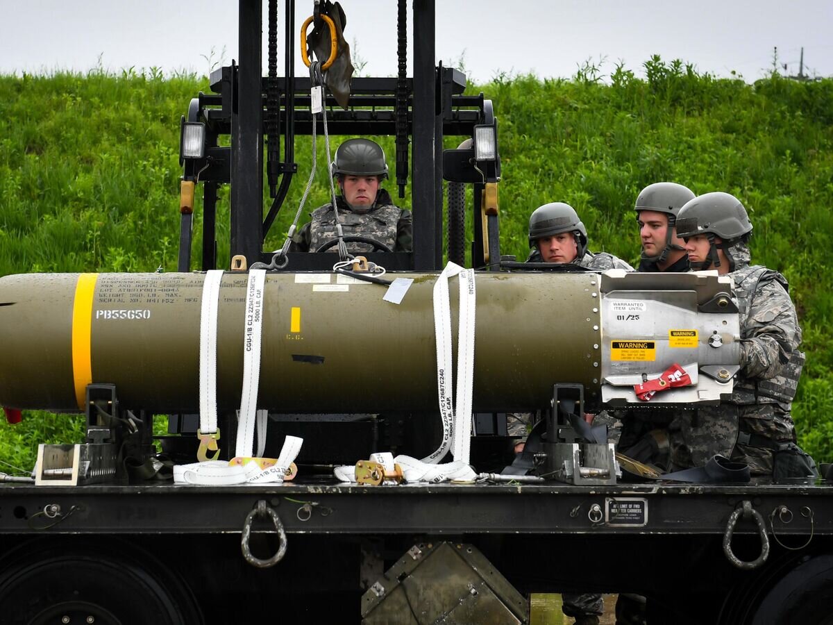   Американские военные грузят кассетную бомбу во время учений© Фото : U.S. Air Force / Staff Sgt. Benjamin Raughton