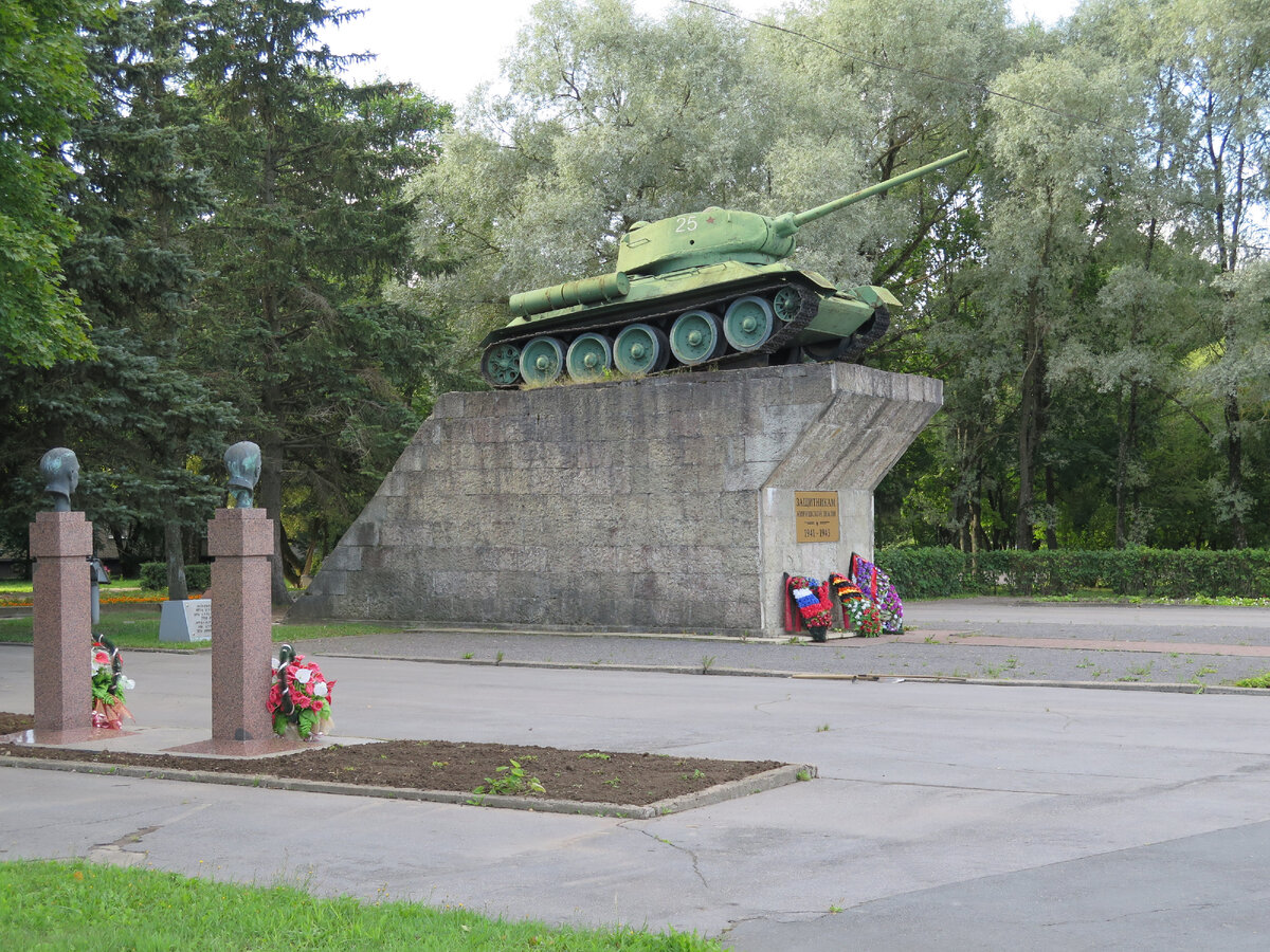 Кириши. Памятник защитникам Киришской земли Кириши. Кириши танк т-34. Памятник танк в городе Кириши. Памятник защитникам Киришской земли 1941 1943.