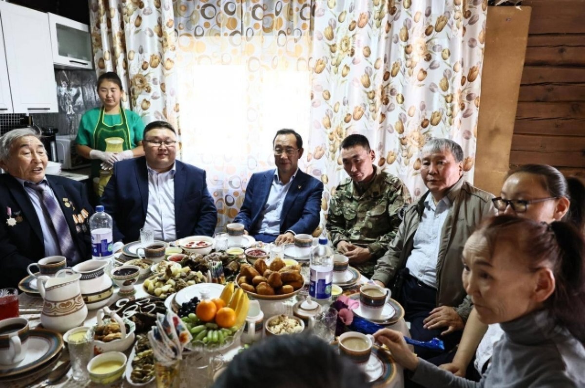    Глава Якутии пришел в гости к герою танка «Алёша» Алексею Неустроеву