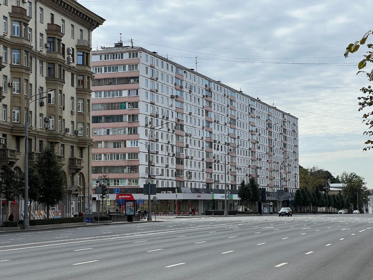 Здание поближе, 2023. Фото моё.