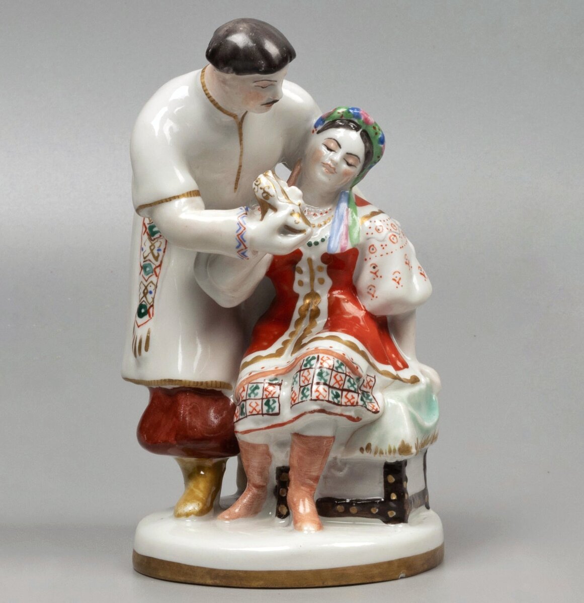 Скульптура "Черевички" (Вакула и Оксана). Автор Б.Я. Воробьев. ЛФЗ. 1960-е. Фарфор, надглазурная роспись. Высота 13,5 см. Скол на основании, надпись: "256". Роспись незначительно потерта. Продано за 22 тысячи рублей. https://ru.bidspirit.com