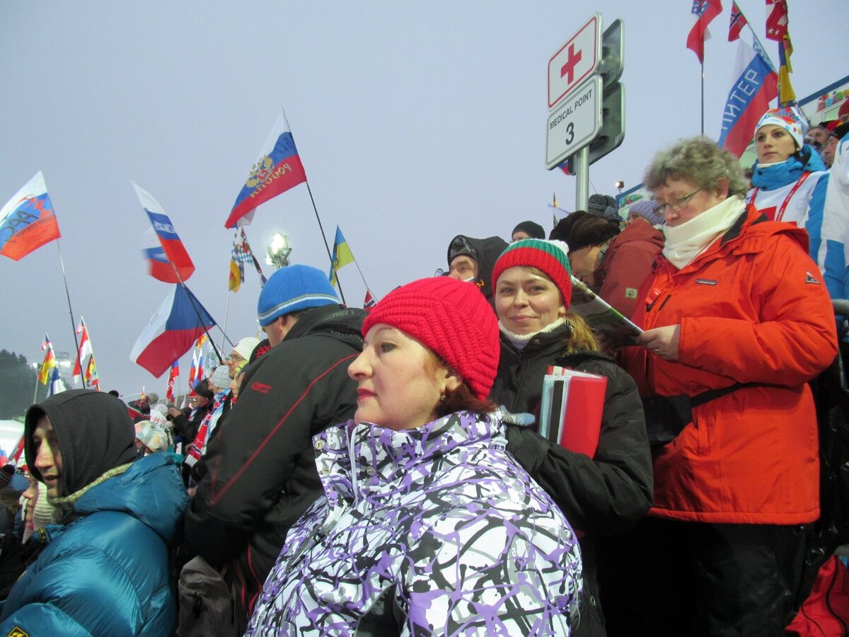 На трибунах много российских болельщиков.