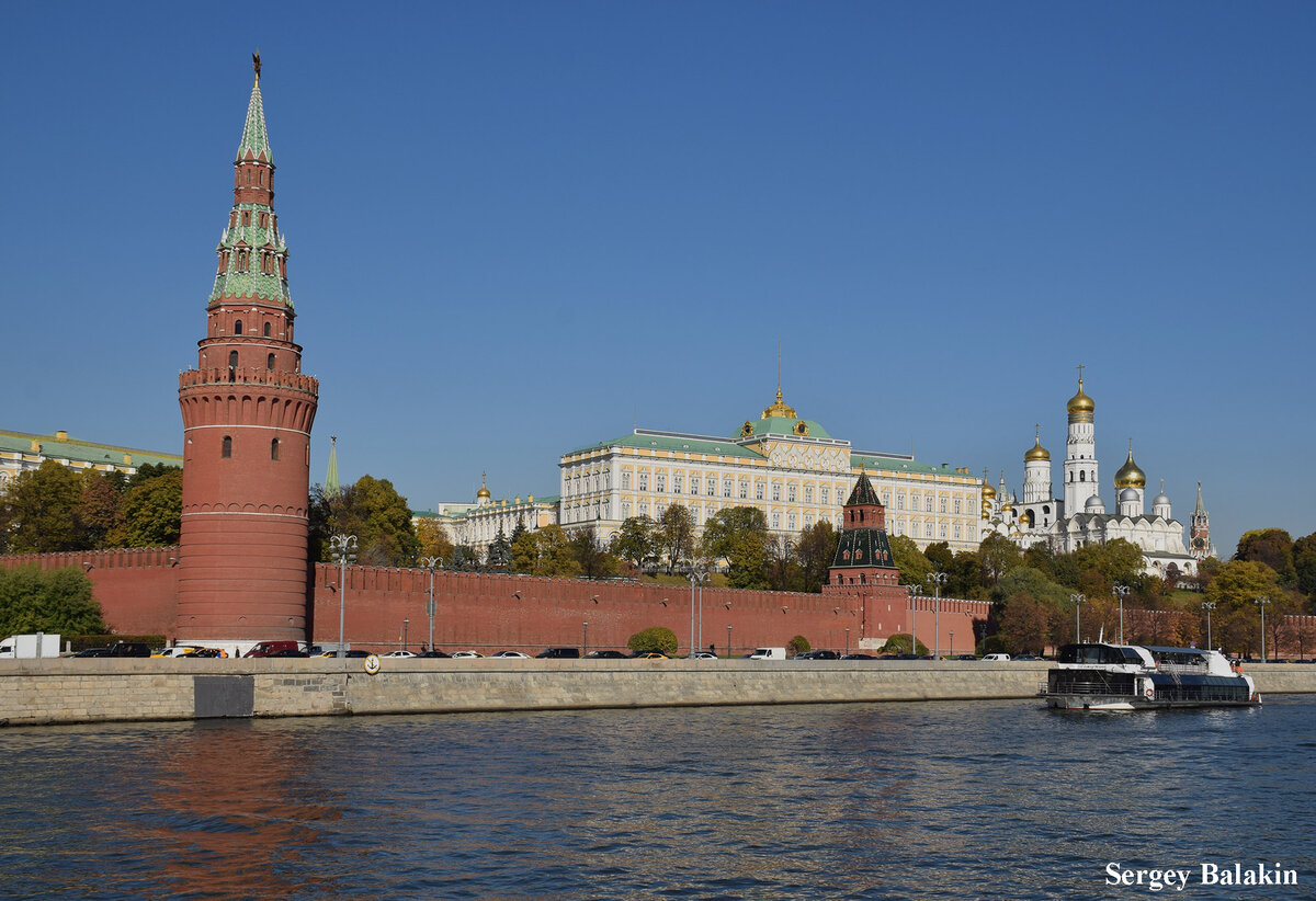Великолепный вид на Кремль с воды – главный козырь речной экскурсии по центру столицы. Фото автора