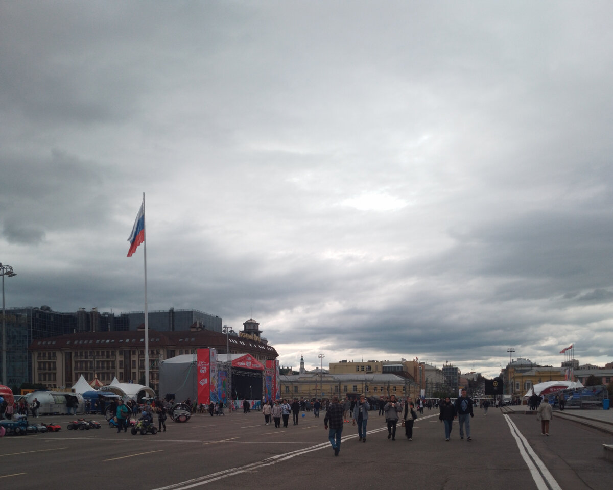 Нашему городу -877, но он  как всегда молод, красив, хорош собой, да ещё в в полном расцвете сил, радует своих жителей и гостей, историческими  памятниками, итересными музеями, замечательными...-43