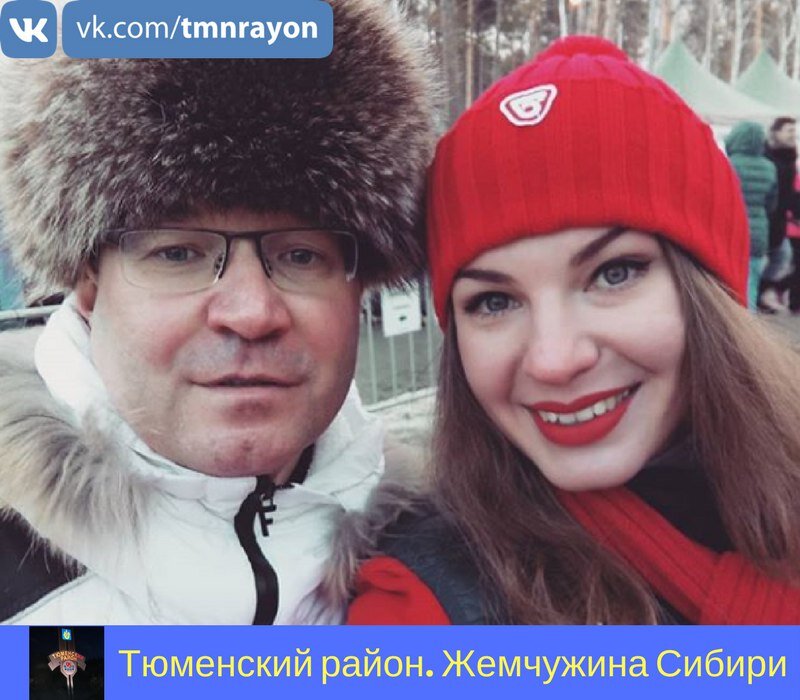 Владимир Якушев и болельщица на олимпийских играх по биатлону в Тюмени 