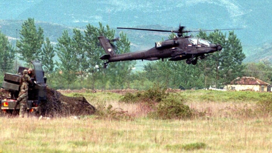  Американский вертолет Apache отправляется в аэропорт Рины в Тиране после недельной задержки. 