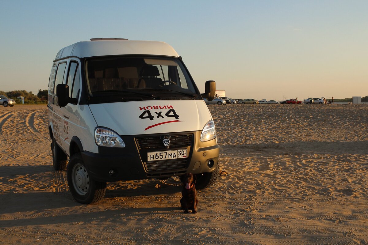 Конечно, есть и некоторые минусы, необходимо упомянуть. Во-первых, меньший размер автомобиля не позволяет себе комфортно чувствовать себя пассажиру в салоне во время движения. Возможность отвезти больше народу в автомобиле убывает, поскольку задние места стали уже. Во-вторых, по стоимости Соболь оказался дороже, чем Патриот. Новый, в стоковых агрегатах, Соболь обошелся мне почти в 2 раза дороже.