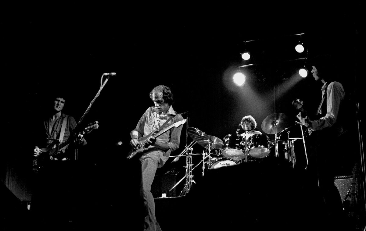https://upload.wikimedia.org/wikipedia/commons/thumb/b/bf/Dire_Straits_1978_Hamburg_1.jpg/1920px-Dire_Straits_1978_Hamburg_1.jpg фото Heinrich Klaff