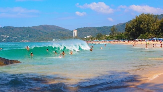 Есть на острове Пхукет пляж Карон (Karon Beach Phuket), который величественно расположился между популярным и шумным Патонгом, а также спокойной Катой. Величественным Карон можно назвать смело, и это еще мягко сказано. Протяженность береговой линии составляет пять километров, ну а ширина от 50 до 70 метров.