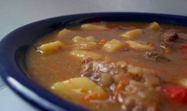 Очень простой вариант подливы. Готовится весьма быстро, если под рукой есть куриный бульон.